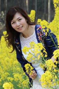 漂亮的知风姐穿白裙肉丝在花海拍照片