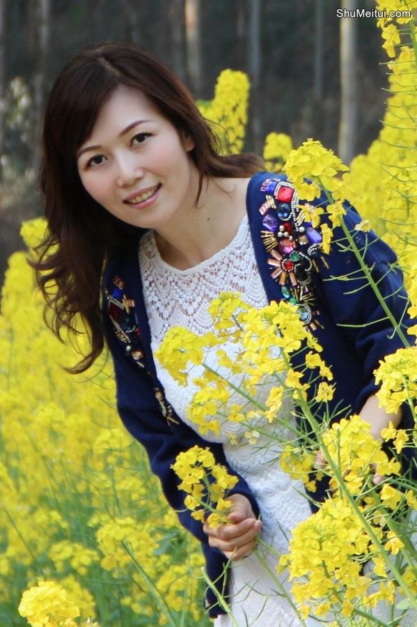 漂亮的知风姐穿白裙肉丝在花海拍照片[第5张/共9张]