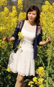 漂亮的知风姐穿白裙肉丝在花海拍照片