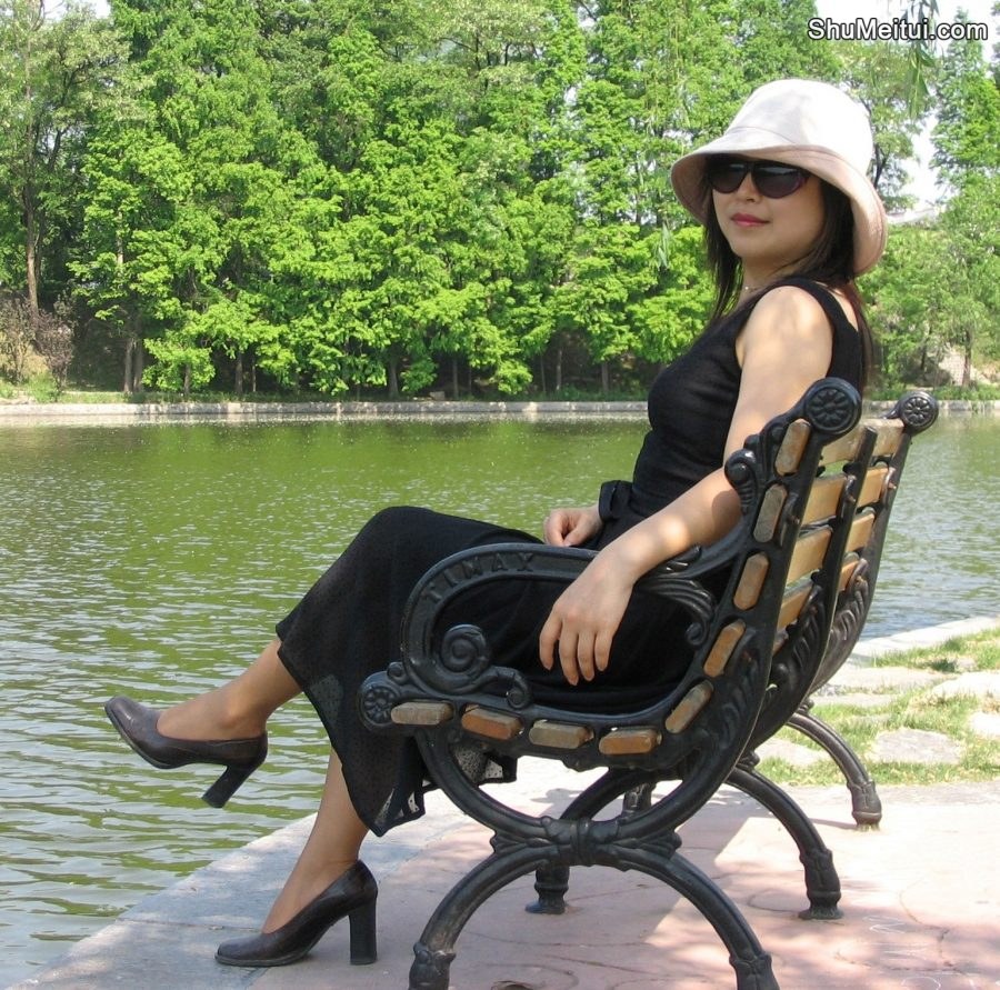 超酷的丰满大姐脚穿高跟鞋在河边留影[第2张/共2张]