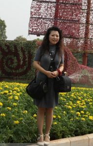 喜欢烫头的成熟美女穿灰色丝袜游春城