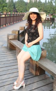 成熟韵味山核桃自信展示白皙美腿