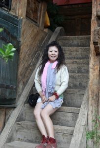 成熟的大姐在香格里拉旅游时拍的照片,穿上牛仔热裤秀美腿