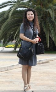 喜欢烫头的成熟美女穿灰色丝袜游春城