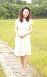 大气的美阿姨在林间秀腿