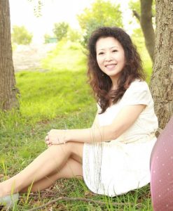 大气的美阿姨在林间秀腿