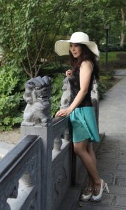 成熟韵味山核桃自信展示白皙美腿