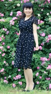 气质山阿姨在花海里的高跟腿