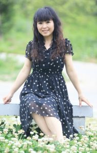 气质山阿姨在花海里的高跟腿