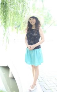 成熟韵味山核桃自信展示白皙美腿