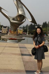 喜欢烫头的成熟美女穿灰色丝袜游春城