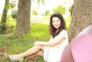 大气的美阿姨在林间秀腿