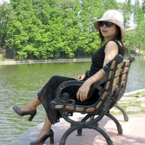 超酷的丰满大姐脚穿高跟鞋在河边留影