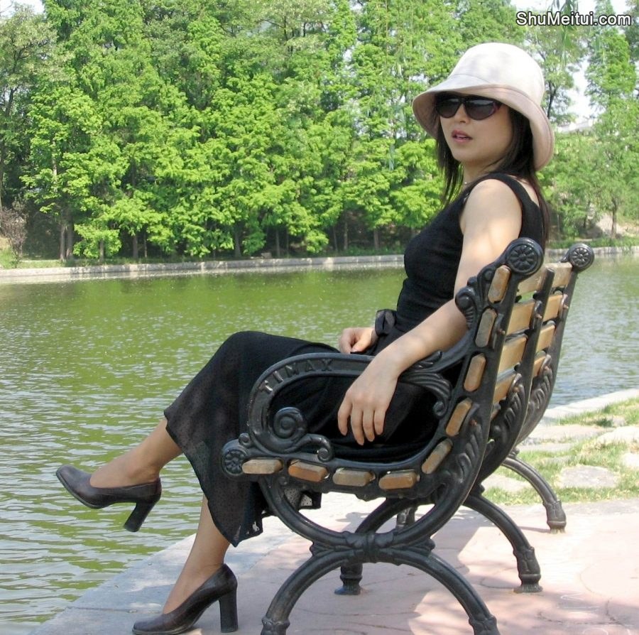 超酷的丰满大姐脚穿高跟鞋在河边留影[第1张/共2张]