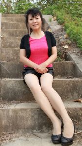 美阿姨穿热裤在郊外狂秀美腿