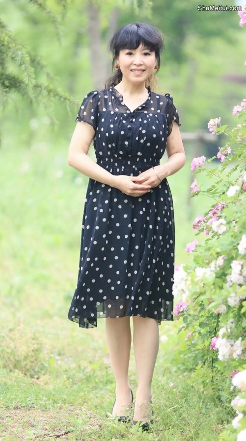 气质山阿姨在花海里的高跟腿[第8张/共11张]