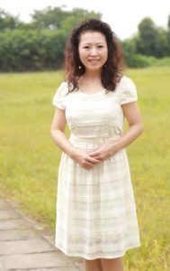 大气的美阿姨在林间秀腿