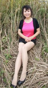 美阿姨穿热裤在郊外狂秀美腿