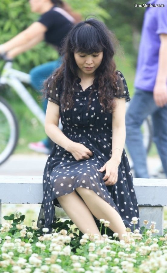 气质山阿姨在花海里的高跟腿[第3张/共11张]