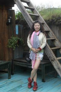 成熟的大姐在香格里拉旅游时拍的照片,穿上牛仔热裤秀美腿