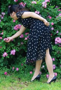 气质山阿姨在花海里的高跟腿