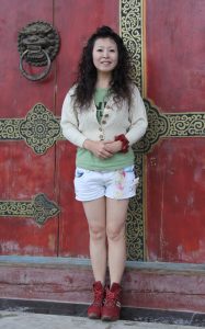 成熟的大姐在香格里拉旅游时拍的照片,穿上牛仔热裤秀美腿