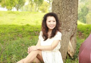 大气的美阿姨在林间秀腿