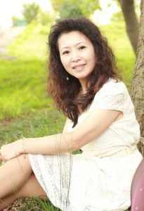 大气的美阿姨在林间秀腿