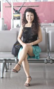 成熟韵味山核桃自信展示白皙美腿