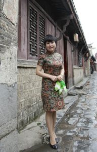 美阿姨穿紧身旗袍配肉丝游古镇