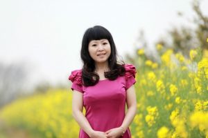 美姐姐穿紫裙上围傲人