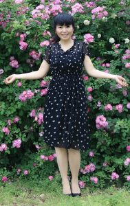 气质山阿姨在花海里的高跟腿