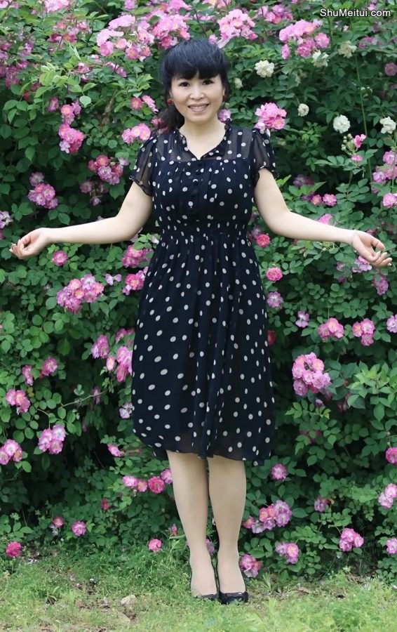 气质山阿姨在花海里的高跟腿[第9张/共11张]