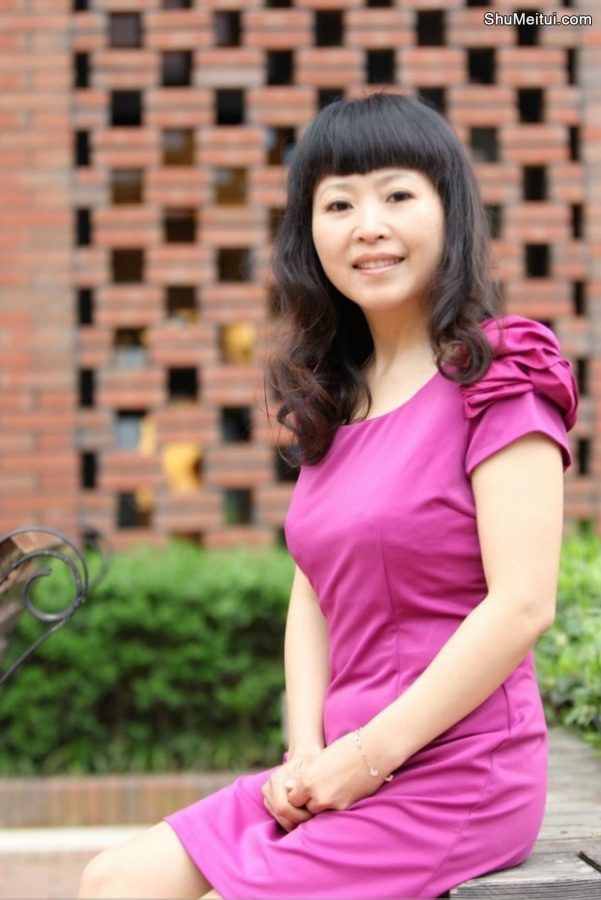 美姐姐穿紫裙上围傲人[第3张/共4张]