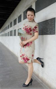 旗袍总是能准确的勾勒出女人美好成熟的曲线