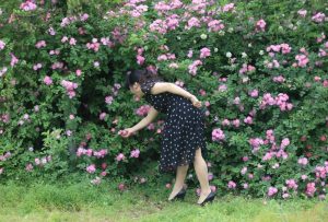 气质山阿姨在花海里的高跟腿