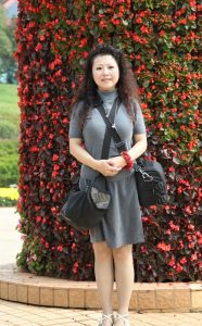 喜欢烫头的成熟美女穿灰色丝袜游春城