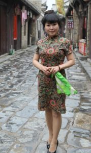 美阿姨穿紧身旗袍配肉丝游古镇