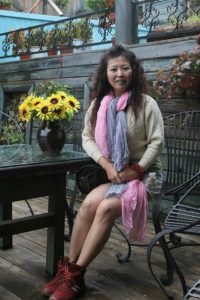 成熟的大姐在香格里拉旅游时拍的照片,穿上牛仔热裤秀美腿