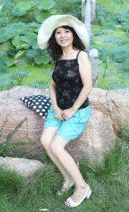 成熟韵味山核桃自信展示白皙美腿