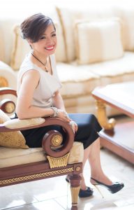 魅力成熟女老板穿着体面,脚穿性感细高跟鞋