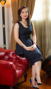 波浪发气质女老板尖头高跟瘦脚背