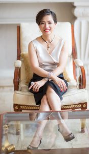 魅力成熟女老板穿着体面,脚穿性感细高跟鞋