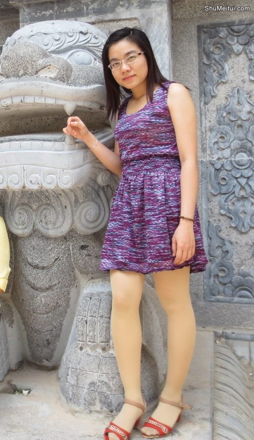 一位眼镜女的肉色丝袜腿[第5张/共7张]