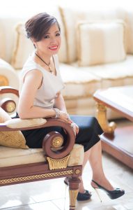 魅力成熟女老板穿着体面,脚穿性感细高跟鞋