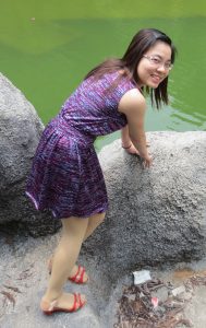 一位眼镜女的肉色丝袜腿