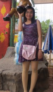 一位眼镜女的肉色丝袜腿