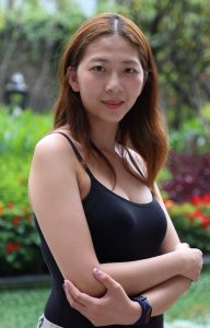 在小区院内穿牛仔热裤秀长腿的美女