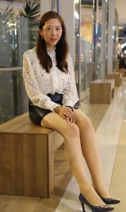 穿肉色丝袜高跟逛街的美女李姐