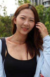 在小区院内穿牛仔热裤秀长腿的美女